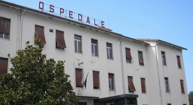 Focolaio all ospedale di Chiaravalle, contagiati pazienti e operatori: positivi 10 anziani su 19