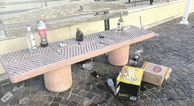 Pesaro, far west notturno sul litorale di Levante tra risse, vandali e ubriachi: «Spiagge da chiudere alle 20»