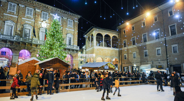 Natale salva crisi a Macerata: meno luminarie ma c è l ok alla pista di pattinaggio in piazza