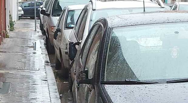 Il raid notturno dei vandali: distrutti gli specchietti delle auto a Civitanova