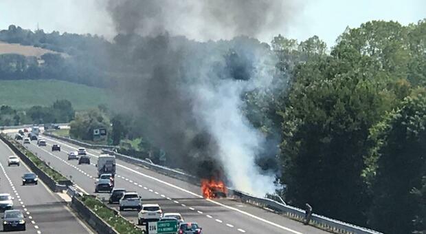 Auto in fiamme sull'autostrada A14, tra i caselli di Ancona Sud e Porto Recanati