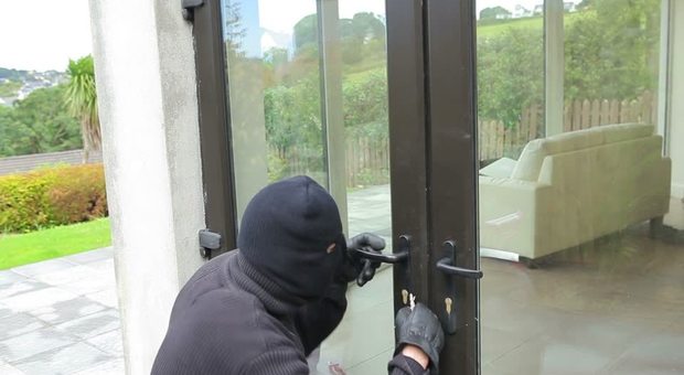 Pesaro, tornano a casa e vedono i ladri scappare dalla finestra: fine lockdown e torna l'allarme furti