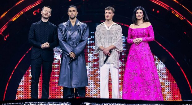 Eurovision, colori e folklore: ovazione per l'Ucraina (favorita). Pausini in fucsia e omaggio alla Carrà: la prima serata