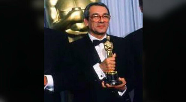 Lo scenografo e arredatore Bruno Cesari con l Oscar vinto nel 1988 per L ultimo imperatore di Bernardo Bertolucci