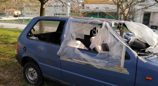 Ancona, torna l'incubo della baby gang: auto distrutte a colpi di spranga