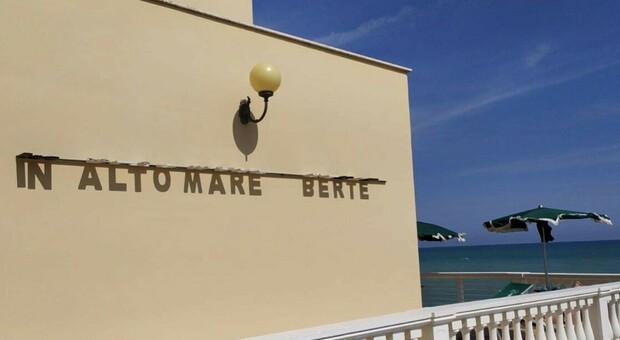 L'idea di un hotel con le scritte per omaggiare Loredana Bertè. La cantante approva: «Dico sì, grazie»