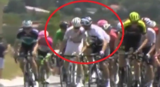 Pugno al rivale: Moscon espulso dal Tour del France, ora rischia il licenziamento