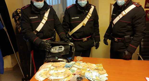 Tiene soldi e droga in una cassaforte in garage, arrestato dai carabinieri un 23enne