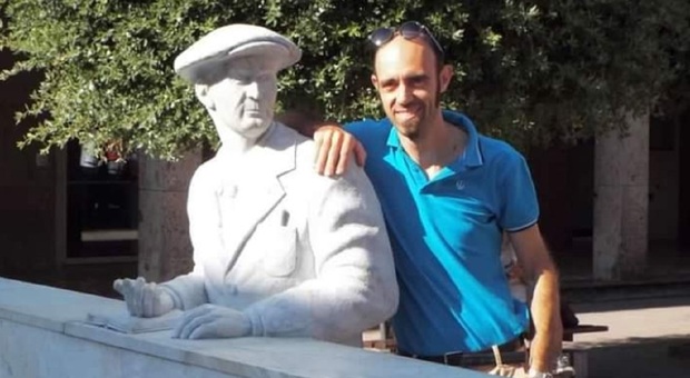 Lo scultore Ettore Gambioli con la scultura di Carlo Guzzi