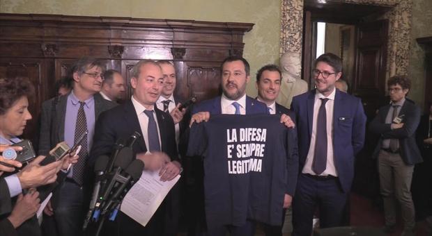 Matteo Salvini imbraccia un fucile