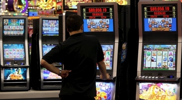 Un giocatore alla slot machine