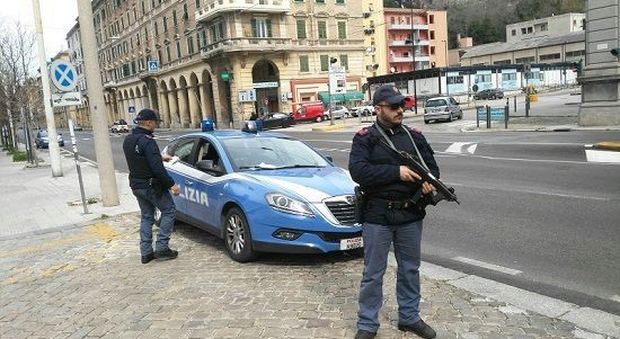 Ancona, aggredisce il titolare di un bar e lo rapina: arrestato dalla polizia