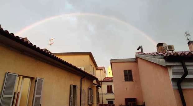L'arcobaleno su piazza del Papa