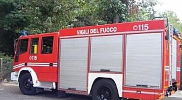 Serravalle, a fuoco un camion al lavoro sulla Quadrilatero: indagini sulle cause