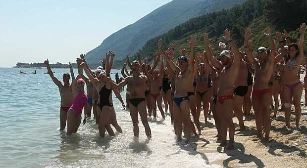 Ancona, la carica dei partecipanti alla nuotata di Mezzavalle: «Sicurezza per i bagnanti e rispetto dell'ambiente»