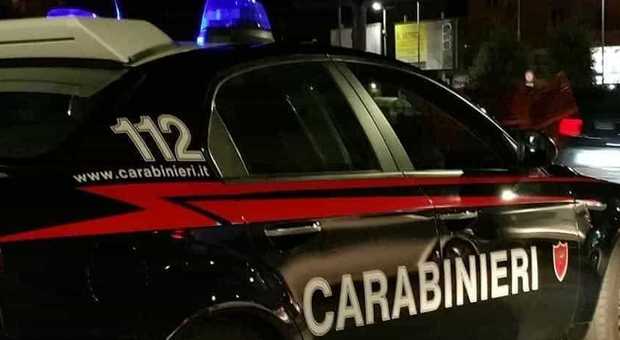 Treviso: litigano fuori dal bar, nomade spara 3 colpi di pistola a un 32enne