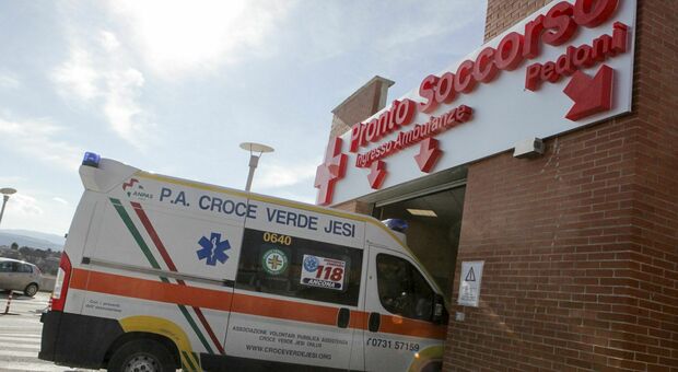 Ambulanze in coda e niente barelle: «Caos al pronto soccorso dell ospedale Urbani»