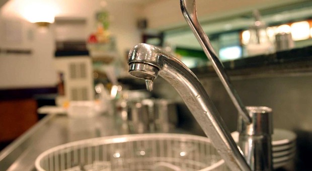 Acqua fino a Ferragosto, poi scatta il razionamento notturno: rubinetti a secco nell'Ascolano