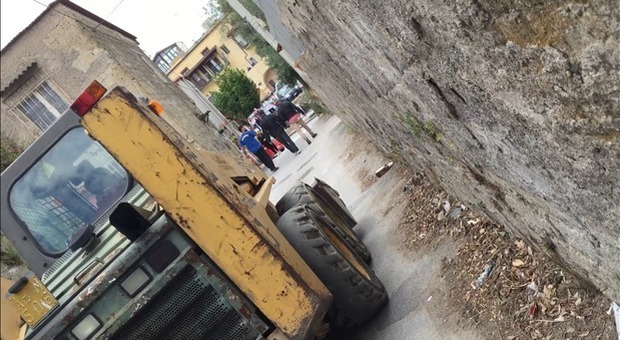 Crolla muro a Napoli, morti due operai: travolti da uno smottamento di terra