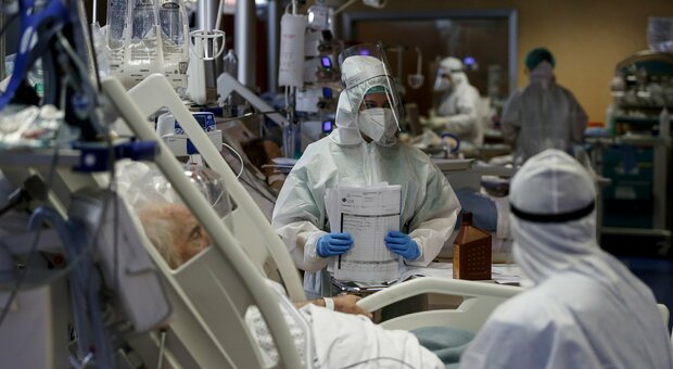 Marche, ospedali al collasso: la Regione blocca i letti nelle strutture private per pazienti Covid