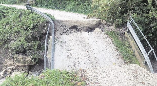 Fiumi di fango e ponti crollati: cinque famiglie isolate a Cingoli