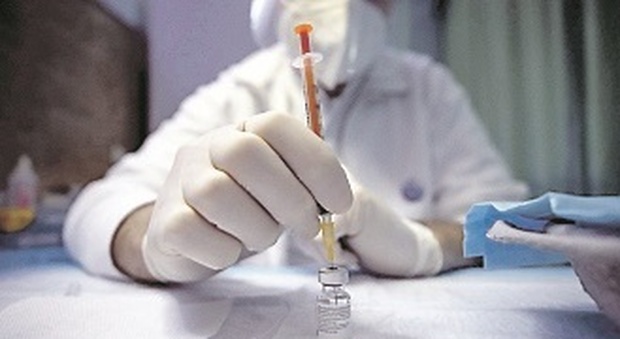 Medico iniettava falsi vaccini ai pazienti, inchiesta al capolinea: «Sapevo di ingannarli, ora soffro»