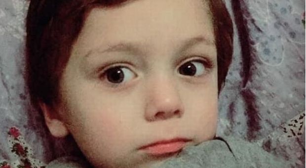 Bambino di 6 anni inciampa con le infradito della sorella e cade in una latrina: morto soffocato