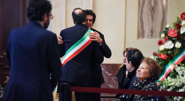 Alberto Veronesi abbraccia Sala