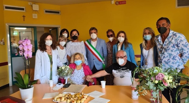 Emidia e Vincenzo con il sindaco Seri, gli amici e il personale di Gastroenterologia