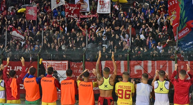L'esultanza dei giocatori dell'Ancona sotto i propri tifosi a Pesaro