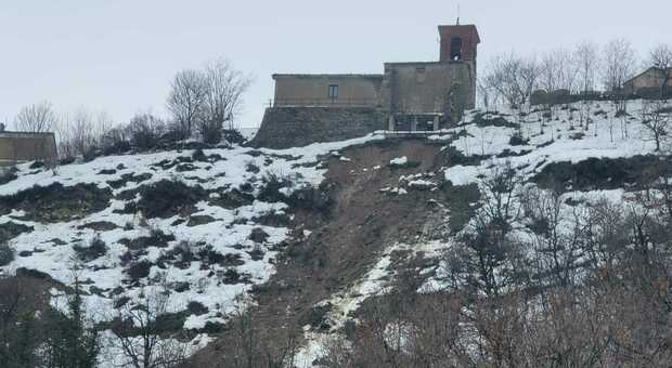 Due frane minacciano Monte Grimano Terme (già in difficoltà tra neve e black-out). Il sindaco Elia Rossi: «Speriamo di non sgomberare»