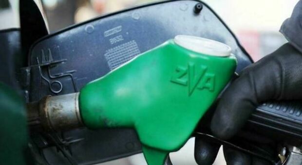 Benzina, un litro costa due euro: autotrasporto in ginocchio. «Situazione sempre più difficile»