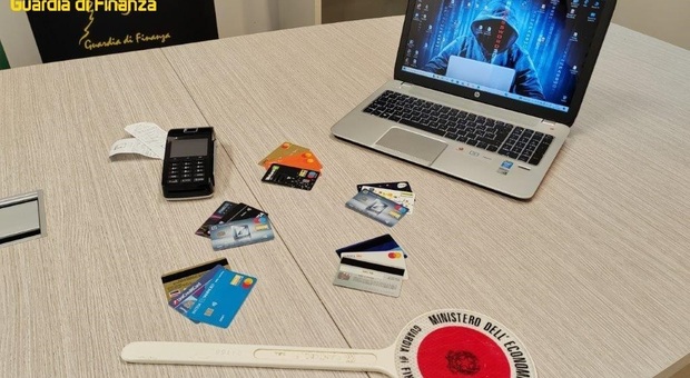 Clonano le carte di credito ai clienti dell'hotel: spariscono 150mila euro. Famiglia di gestori nei guai