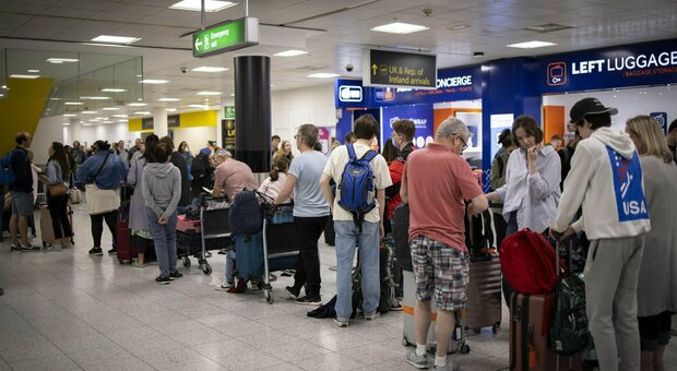 Ryanair, aeroporti inglesi nel caos: «Serve l'esercito per la sicurezza dei turisti»