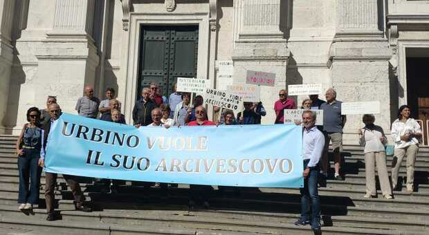 Flash mob davanti al Duomo di Urbino: «Dateci il nostro vescovo». Partecipano anche sindaco e rettore dell'università