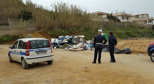 San Benedetto, vigili urbani in borghese a caccia di furbetti dei rifiuti: 15 multe in pochi giorni