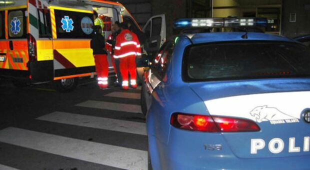 Madre completamente sbronza in strada ad Ancona, la figlia (anche lei ubriaca) picchia i sanitari che vogliono aiutarla
