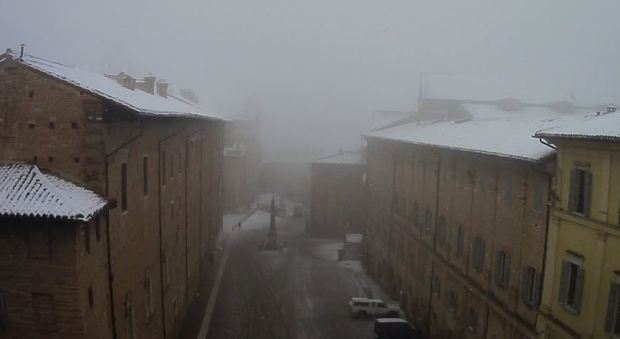 Urbino, la nevicata si infittisce Coltre bianca su tutto il Montefeltro