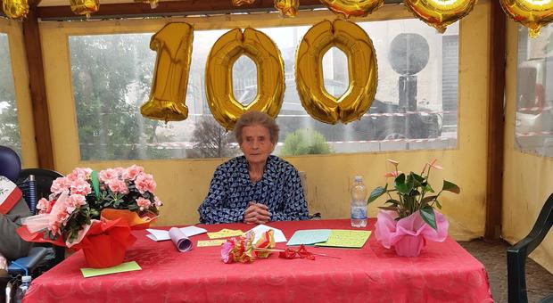 Gina compie 100 anni: sei figli e una vita piena d amore