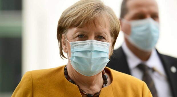 Germania, Merkel annulla il lockdown rafforzato di Pasqua «E' stato un mio errore»