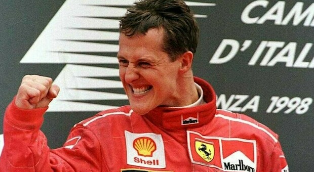 Schumacher, le foto choc sul letto scattate di nascosto: un 'amico' ha provato a venderle per un milione di euro