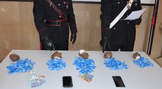Eroina brown nascosta nelle confezioni di caramelle, due afgani arrestati