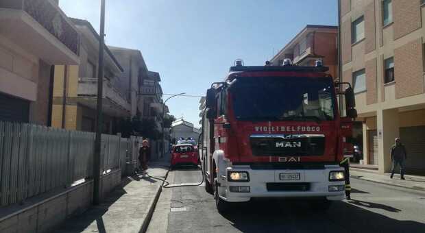 Porto Sant'Elpidio, scoppia un incendio, salvata un'anziana rimasta bloccata in casa: «Speriamo bene per i gatti»