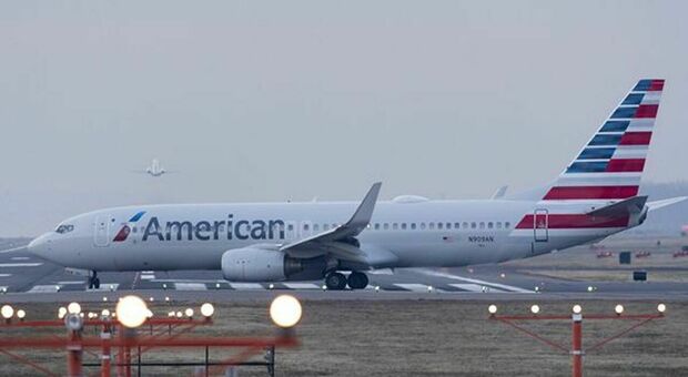 Passeggeri restano bloccati 5 ore su volo American Airlines, il motivo: il personale aveva finito il turno