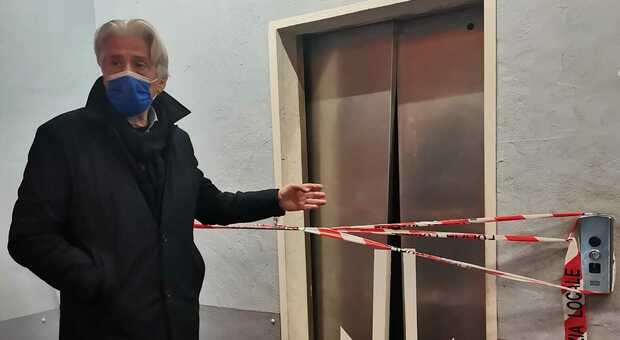 Il sindaco di Macerata Parcaroli davanti all'ascensore messo fuori uso