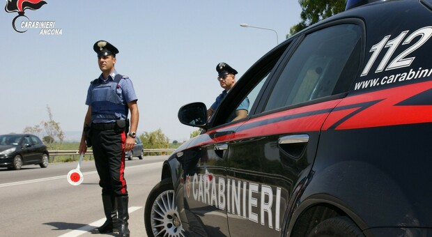 Minaccia di morte la convivente e i suoi genitori, spintona i carabinieri: 42enne arrestato ma subito rimesso in libertà
