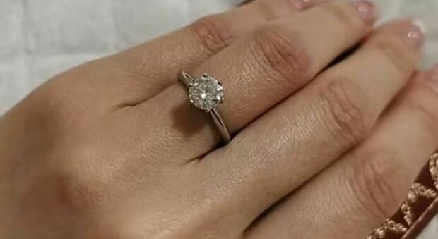 Matrimonio annullato, vende anello di fidanzamento da 15mila euro su Facebook
