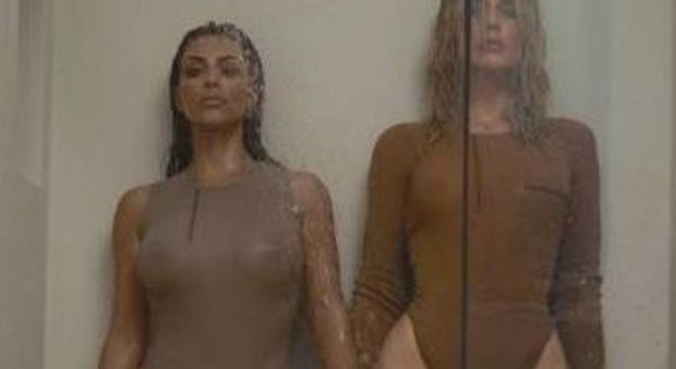 Kim Kardashian torna davanti all’obiettivo: in body sotto la doccia con la sorella Khloe