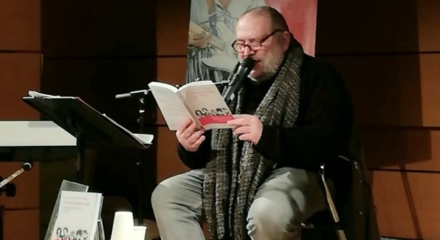Il poeta, scrittore e performer milanese Vincenzo Costantino Cinaski