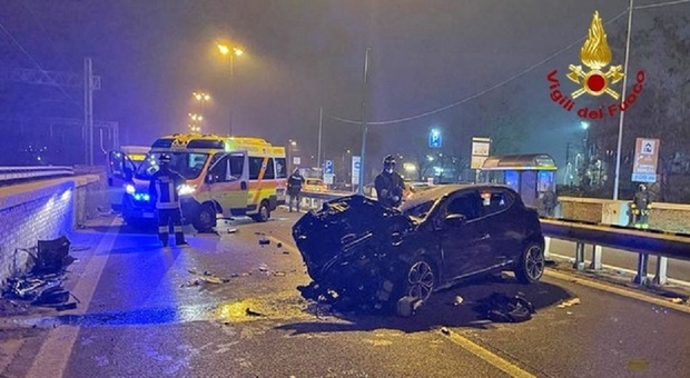 Auto finisce contro un muro a Mestre: morti due ragazzi di 25 anni, altri due feriti gravi